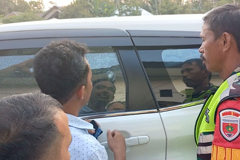 Mobil dinas Camat Baito Sudarsono tertembak orang tak dikenal sepulang sidang kedua Supriyani, di depan SD Negeri 3 Baito, Kecamatan Konawe Selatan, Sulawesi Tenggara, Senin, 28 Oktober 2024 pukul 14.30.