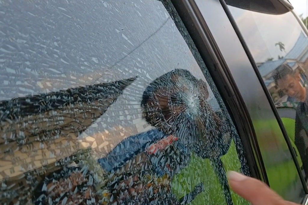 Saat ditembak mobil minibus berplat merah bernopol DT 1069 H ini dikemudian Kasi Pemerintahan Kecamatan Baito sekaligus Pj Kades Ahuangguluri, Herwan Melangga saat hendak menuju kantor kecamatan.