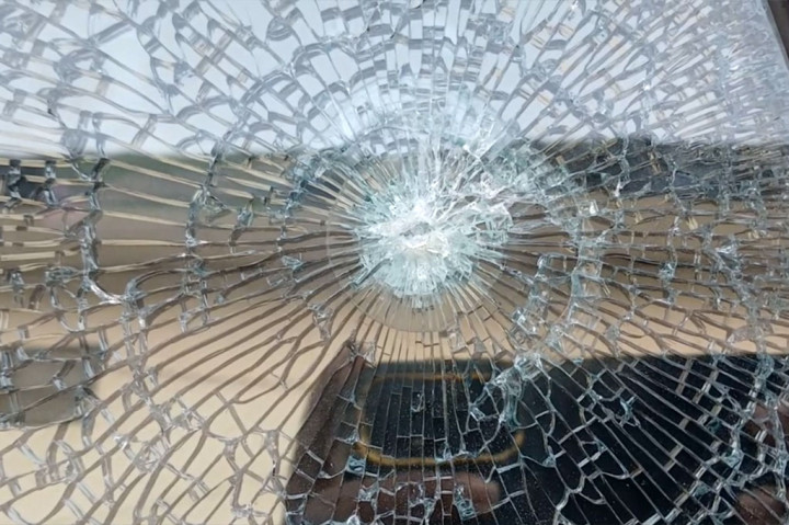 Tak ada korban jiwa ataupun luka dalam peristiwa ini, namun kaca sebelah kiri di kursi tengah retak hingga nyaris berlubang. Kejadian ini dianggap sebagai teror terhadap Supriyani.