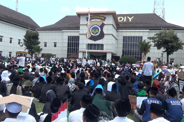 Ribuan santri dari berbagai pondok pesantren se-Daerah Istimewa Yogyakarta (DIY) bersama para pengasuh dan ormas Islam lainnya menggelar aksi unjuk rasa di halaman Mapolda DIY di Jalan Lingkar Utara, Depok, Sleman, Selasa, 29 Oktober 2024.