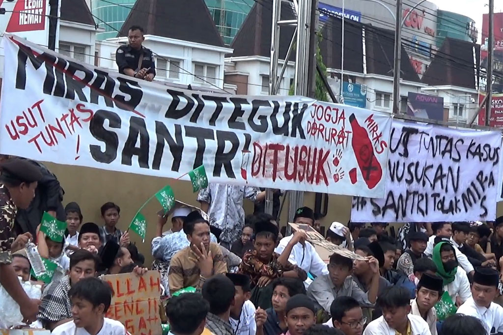 Selain menyampaikan orasi, para pengunjuk rasa kemudian menyampaikan tuntutan kepada Polda DIY untuk bertindak tegas terhadap pelaku tindak penusukan terhadap dua santri.