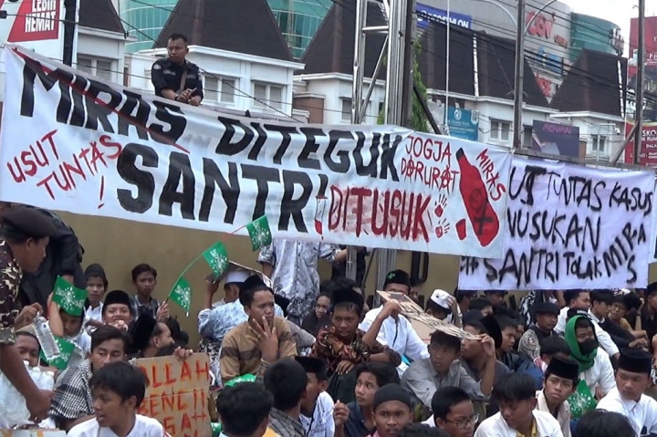 Selain menyampaikan orasi, para pengunjuk rasa kemudian menyampaikan tuntutan kepada Polda DIY untuk bertindak tegas terhadap pelaku tindak penusukan terhadap dua santri.