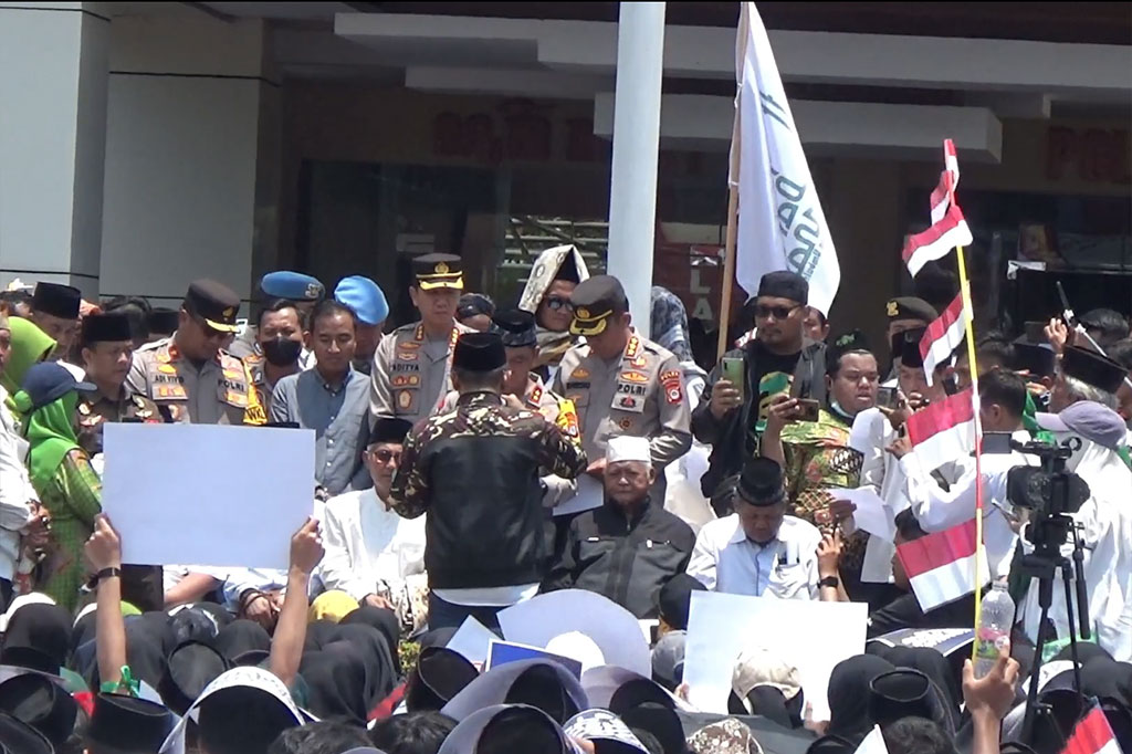 Ribuan demonstran tersebut mendesak polisi untuk segera menangkap pelaku penusukan terhadap dua santri di kawasan Prawirotaman, Kota Yogyakarta beberapa hari lalu.