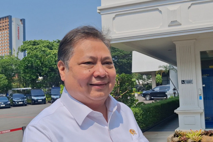 Tak selang lama, Menteri Koordinator bidang Perekonomian Airlangga Hartarto turut tiba. Ia irit bicara saat ditanya rapat yang akan dihadir membahas masalah Sritex.