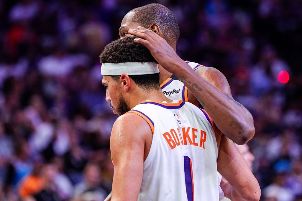 Devin Booker dan Kevin Durant tampil impresif dengan masing-masing mencetak 33 dan 30 poin untuk membawa Suns memberikan kekalahan pertama Lakers musim ini, setelah sebelumnya mencatatkan tiga kemenangan beruntun.