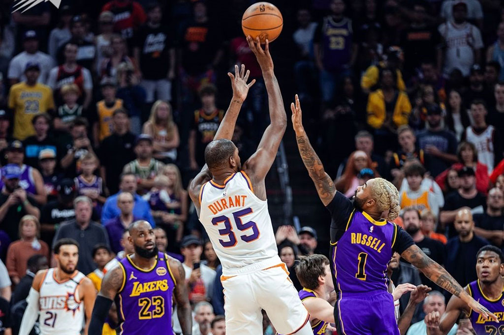 Durant menjadi pahlawan Suns dengan mencetak dua tembakan beruntun yang membawa Phoenix unggul 105-101 saat waktu tersisa 2 menit 17 detik. 