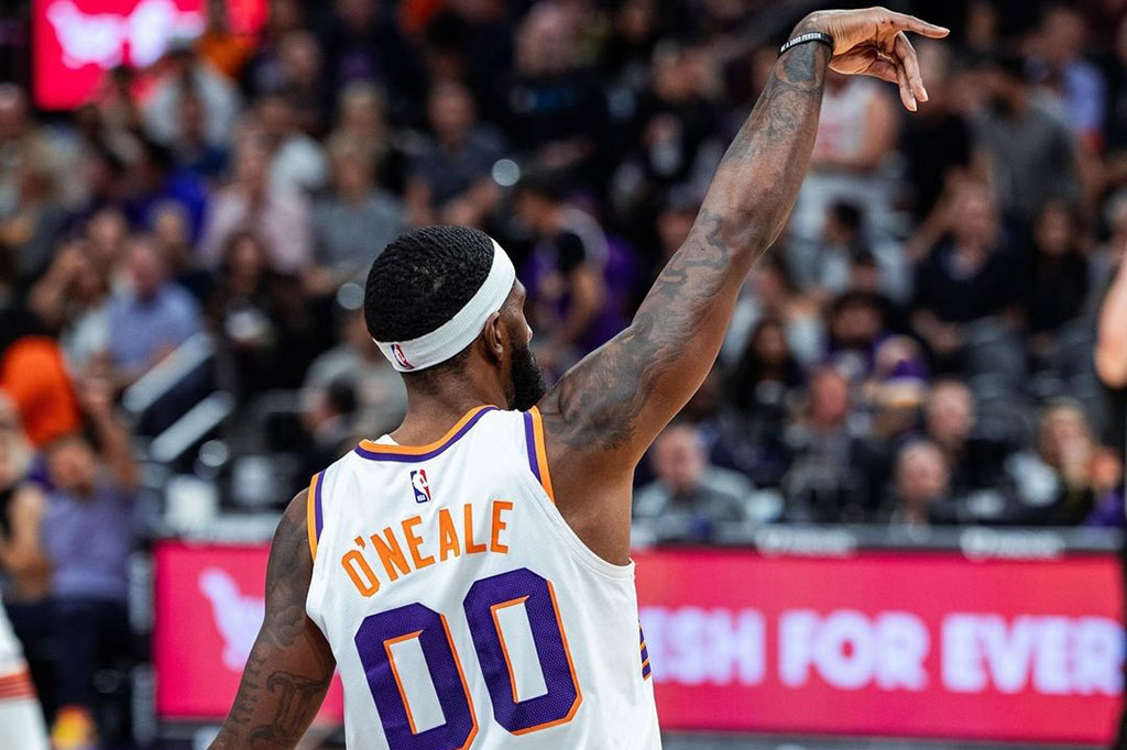 Royce O'Neale turut memberikan kontribusi penting bagi Suns dengan tembakan floater dari jarak 15 kaki yang mengokohkan keunggulan Suns 107-104 ketika waktu tersisa 1 menit 25 detik. 