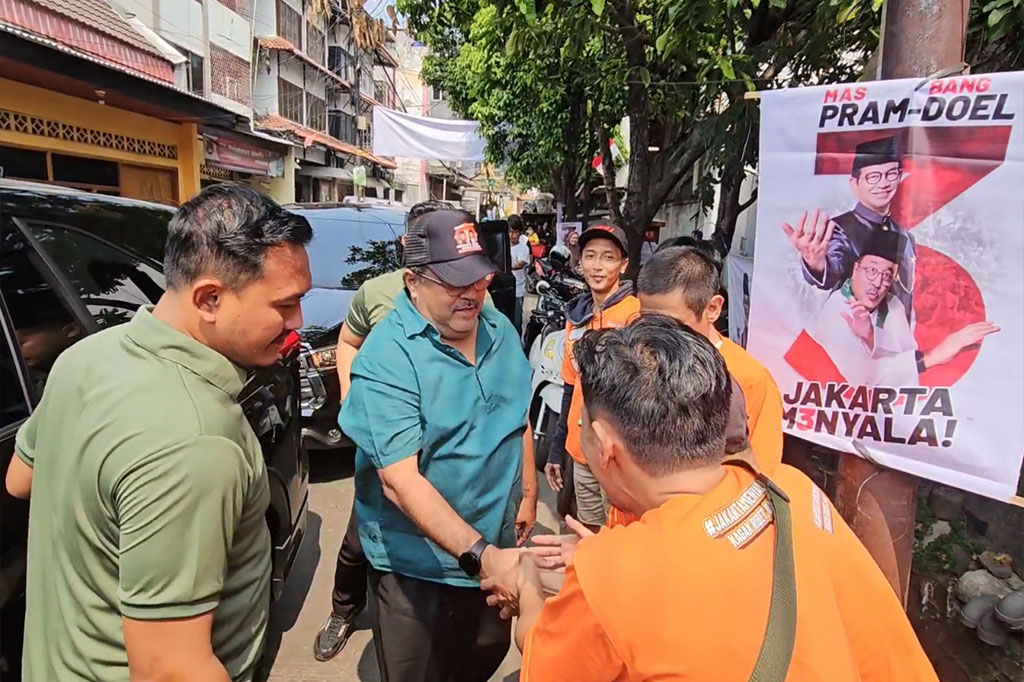 Calon Wakil Gubernur Jakarta Rano Karno atau sering disapa Bang Doel mengunjungi warga Jalan Kangkung, Grogol Selatan, Kebayoran Lama, Jakarta Selatan, Selasa, 29 Oktober 2024.