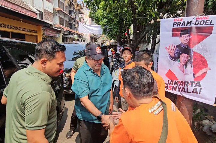 Calon Wakil Gubernur Jakarta Rano Karno atau sering disapa Bang Doel mengunjungi warga Jalan Kangkung, Grogol Selatan, Kebayoran Lama, Jakarta Selatan, Selasa, 29 Oktober 2024.