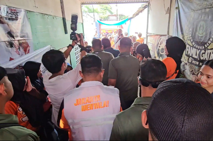 Warga antusias menyambut kedatangan aktor idolanya yang merupakan pemeran utama sinetron Si Doel Anak Betawi yang datang mengunjungi kawasan rumah mereka.
