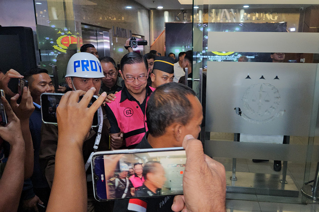 Kejaksaan Agung menahan mantan Menteri Perdagangan era Presiden Joko Widodo, Thomas 'Tom' Trikasih Lembong usai ditetapkan sebagai tersangka dalam kasus importasi di Kementerian Perdagangan periode 2015-2016.