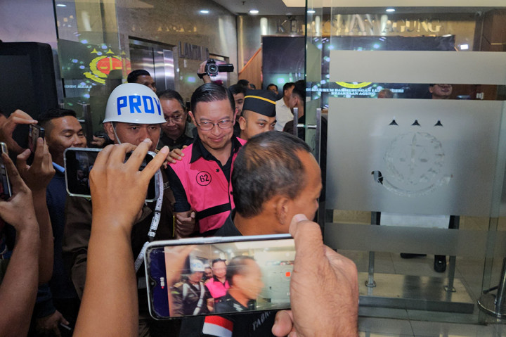 Kejaksaan Agung menahan mantan Menteri Perdagangan era Presiden Joko Widodo, Thomas 'Tom' Trikasih Lembong usai ditetapkan sebagai tersangka dalam kasus importasi di Kementerian Perdagangan periode 2015-2016.