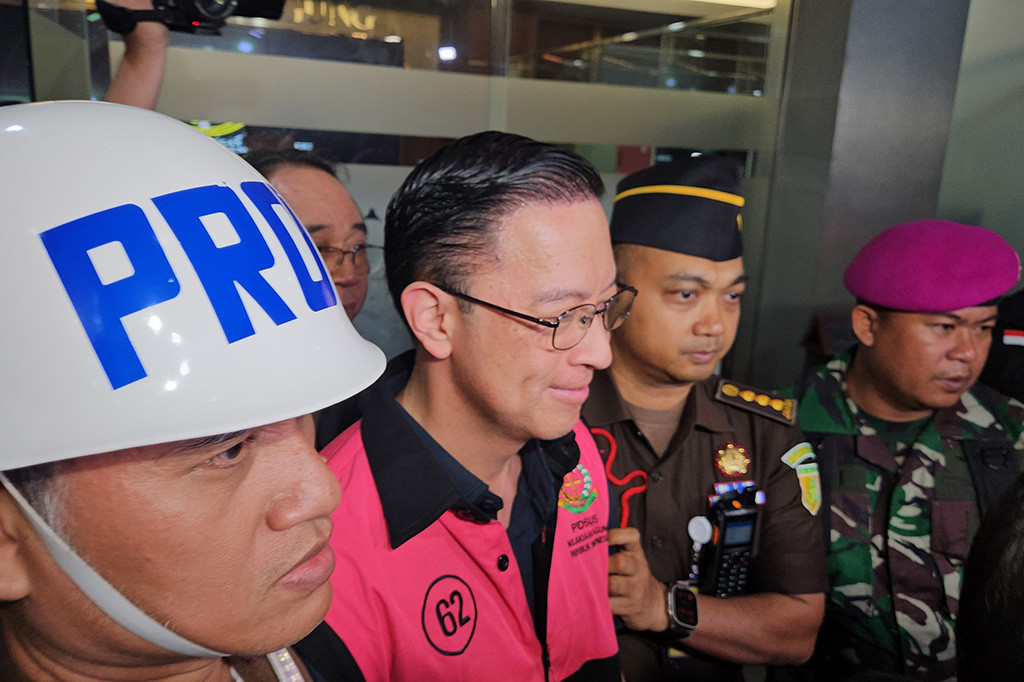 Tom tampak tersenyum kepada wartawan dan menyatakan menyerahkan sepenuhnya kasus yang menjeratnya kepada Tuhan. 