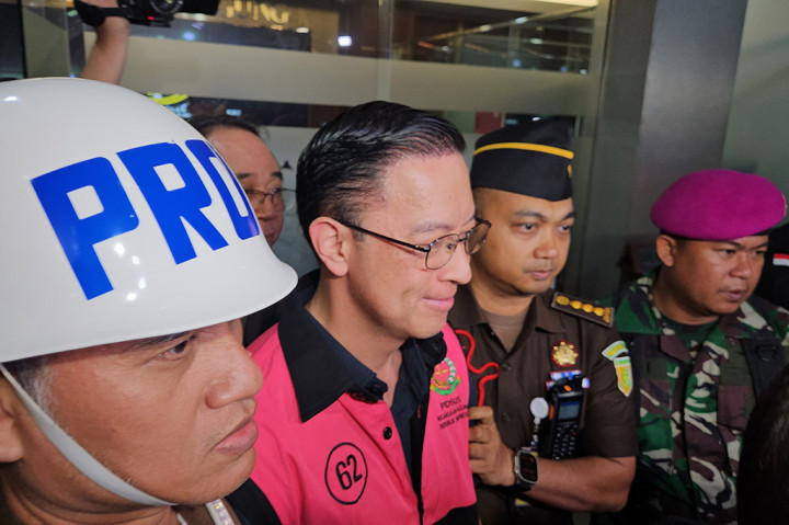 Tom tampak tersenyum kepada wartawan dan menyatakan menyerahkan sepenuhnya kasus yang menjeratnya kepada Tuhan. 