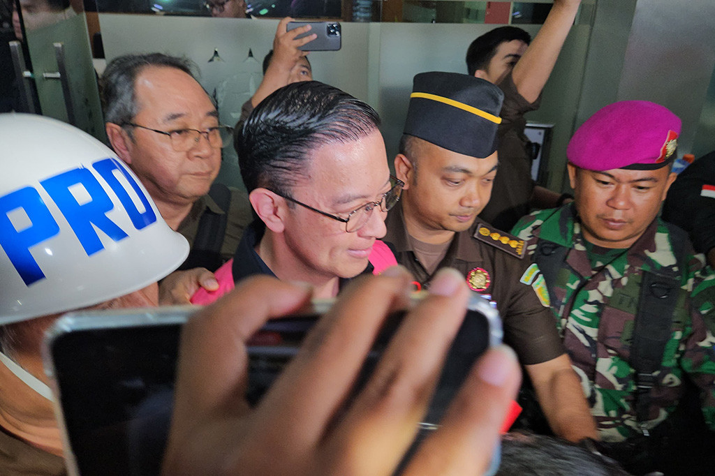 Tom diduga terlibat dalam memberikan izin impor gula ke perusahaan swasta saat pasokan gula dalam negeri sedang surplus. Selain Tom, Kejagung juga menetapkan CS selaku Direktur Pengembangan Bisnis PT PPI 2015-2016 sebagai tersangka.