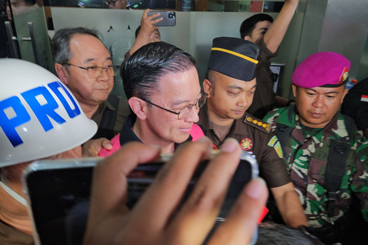 Tom diduga terlibat dalam memberikan izin impor gula ke perusahaan swasta saat pasokan gula dalam negeri sedang surplus. Selain Tom, Kejagung juga menetapkan CS selaku Direktur Pengembangan Bisnis PT PPI 2015-2016 sebagai tersangka.