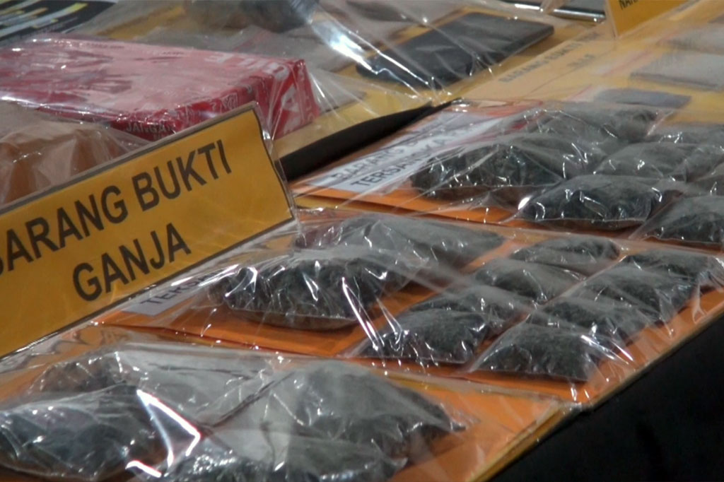 Dalam mengedarkan narkotika mereka menjualnya secara online yang kemudian dikirim melalui aplikasi online. Selain secara online, para pelaku juga menjualnya dengan modus sistem tempel di lokasi yang telah disepakati antara pengedar dan pembeli. Pembeli hanya diberikan map dimana narkotika disimpan.