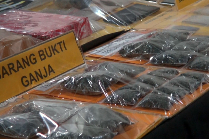 Dalam mengedarkan narkotika mereka menjualnya secara online yang kemudian dikirim melalui aplikasi online. Selain secara online, para pelaku juga menjualnya dengan modus sistem tempel di lokasi yang telah disepakati antara pengedar dan pembeli. Pembeli hanya diberikan map dimana narkotika disimpan.