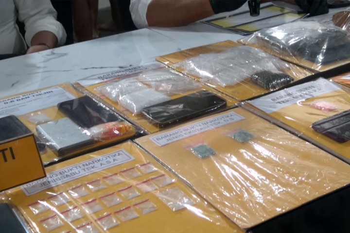Dari pengungkapan tersebut polisi menyita barang bukti 1 kilogram sabu dan 1 kilogram ganja kering, 30 butir ekstasi, kemudian 200 gram lebih tembakau sintetis, dan 100 butir psikotropika dan alat pendukung peredaran narkoba seperti timbangan digital dan puluhan ponsel.