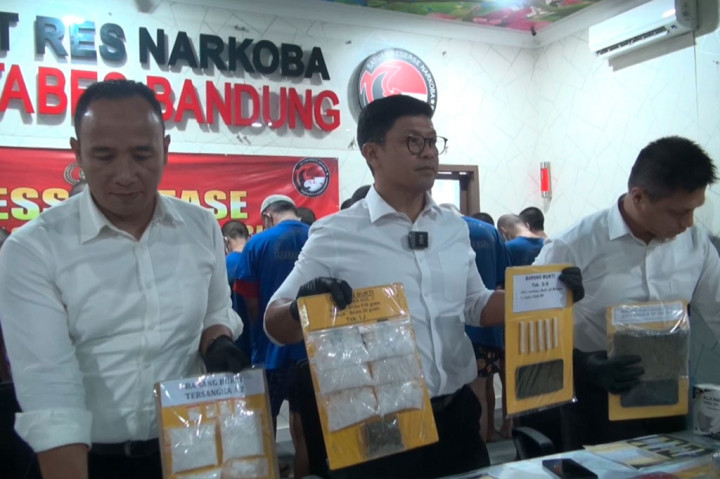 Terhadap para tersangka yang diamankan, polisi menerapkan pasal 114 ayat (1) dan ayat (2), pasal 132, pasal 111, dan pasal 112 serta UURI no 35 tahun 2009 tentang narkotika. Sementara untuk pelaku penyalahgunaan psikotropika dikenakan pasal 62 UU RI No 5 tahun 1997 tentang psikotropika.