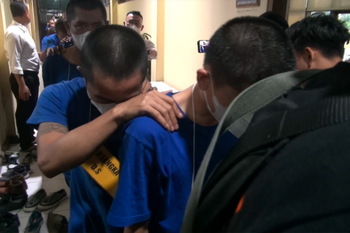 Satresnarkoba Polrestabes Bandung membongkar peredaran berbagai jenis narkotika dengan modus dijual secara online. Dari pengungkapan tersebut polisi mengamankan 31 pelaku dengan barang bukti 1 kilogram sabu, 1 kg ganja kering, serta berbagai jenis obat-obatan ilegal.