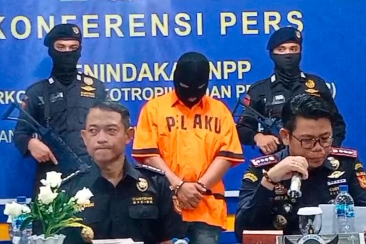 Menurut Kepala BC Karimun, Jerry kurniawan, penegahan tersebut bermula, saat pelaku baru turun dari kapal ferry  menuju loket pemeriksaan imigrasi. Namun saat melewati petugas pemeriksaan Bea Cukai, petugas mencurigai gerak-gerik pelaku dan langsung melakukan pemeriksaan.