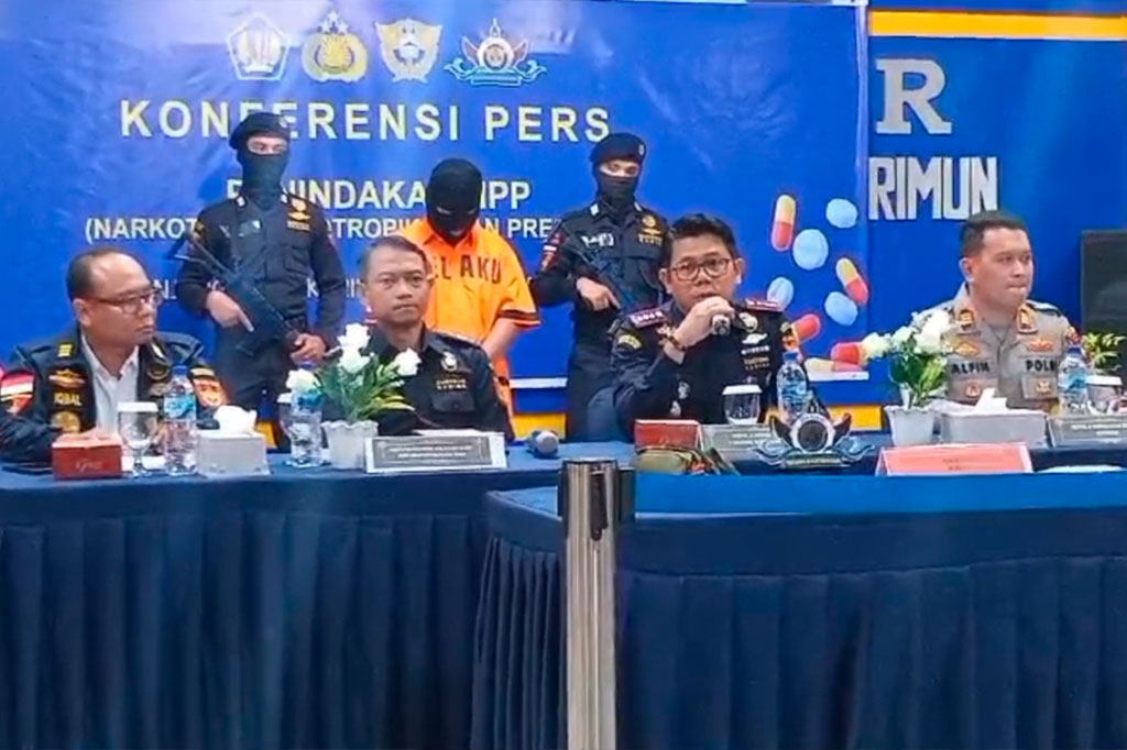 Dari hasil pemeriksaan petugas kemudian berhasil mengamankan salah seorang penumpang berinisial A, 39, yang kedapatan membawa narkotika jenis sabu dari Pelabuhan Ferry Kukup Malaysia seberat 140 gram dengan upah Rp3 juta.