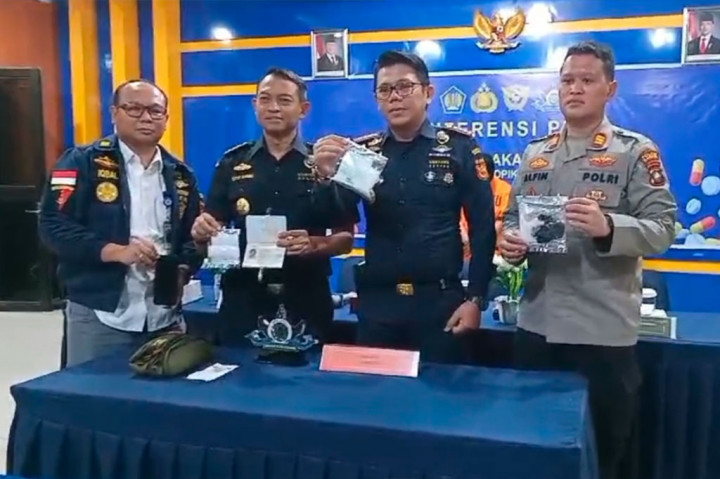 Untuk proses lebih lanjut pihak Bea dan Cukai sudah melimpahkan kasus tersebut ke Satuan Narkoba Polres Karimun. Saat ini status yang bersangkutan sudah ditetapkan sebagai tersangka.