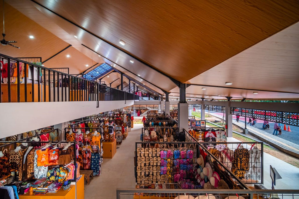 Kampung Seni Borobudur hadir sebagai upaya untuk memperkuat identitas budaya dan memajukan ekonomi kreatif di kawasan Borobudur.  Mengusung konsep ruang kreatif yang memadukan seni dan budaya lokal, inisiatif ini tidak hanya memberikan kesempatan kepada para seniman lokal untuk berekspresi, tetapi juga membuka jalan bagi peningkatan kesejahteraan masyarakat sekitar. 