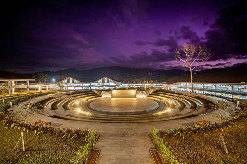 Kampung Seni Borobudur yang terletak di Dusun Kujon, Desa Borobudur, Kecamatan Borobudur, Magelang ini dibangun sebagai tempat relokasi bagi para pedagang dan pengrajin yang sebelumnya menempati lahan parkir di pintu keluar Borobudur.