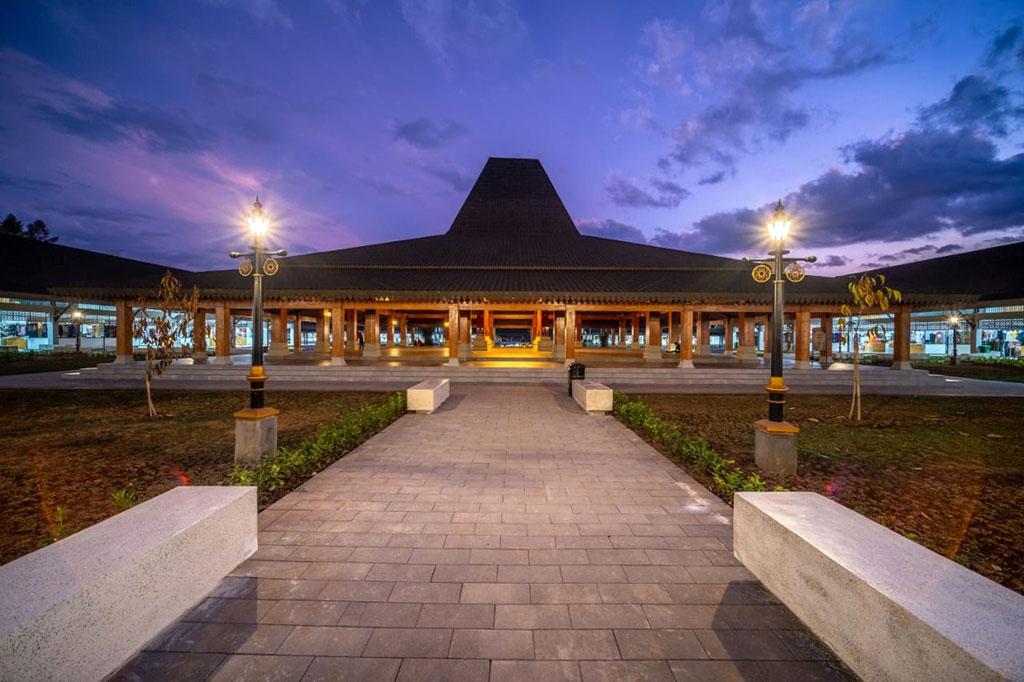 Kawasan baru ini didesain lebih terstruktur dengan fasilitas yang lengkap, memberikan kenyamanan baik bagi pengunjung maupun pedagang. Dengan penataan ini, para pedagang dan pengrajin dapat menampilkan hasil karya mereka dalam suasana yang lebih estetis dan profesional, meningkatkan daya tarik serta pengalaman wisatawan di kawasan Borobudur.