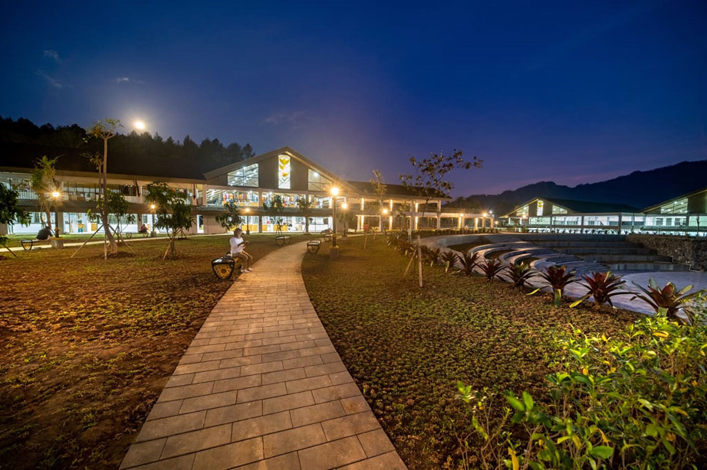 Pembangunan Kampung Seni Borobudur di Dusun Kujon meliputi area seluas lebih dari 10 hektar dengan berbagai fasilitas, termasuk 1.943 kios untuk pemindahan pedagang dari dalam Kompleks Candi Borobudur, area parkir yang luas, dan sistem shuttle service. 