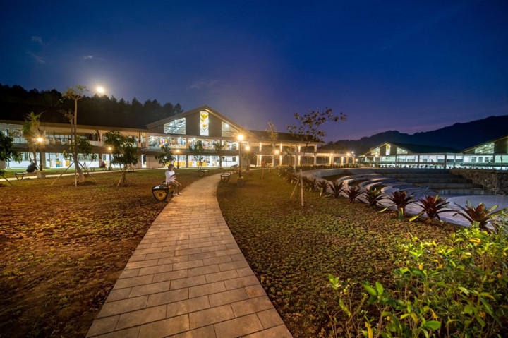 Pembangunan Kampung Seni Borobudur di Dusun Kujon meliputi area seluas lebih dari 10 hektar dengan berbagai fasilitas, termasuk 1.943 kios untuk pemindahan pedagang dari dalam Kompleks Candi Borobudur, area parkir yang luas, dan sistem shuttle service. 