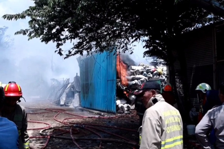 Sebuah gudang rongsokan di kawasan Cimenyan, Kabupaten Bandung, Jawa Barat, Rabu, 30 Oktober 2024 siang ludes terbakar. 