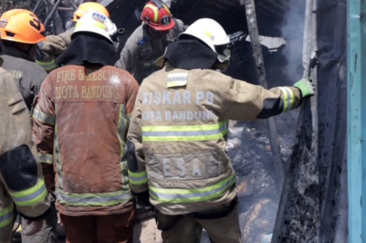 Petugas pemadam kebakaran sempat sulit lakukan pemadaman karena banyaknya bahan yang mudah terbakar serta tiupan angin kencang. Kebakaran diduga dari korsleting listrik.