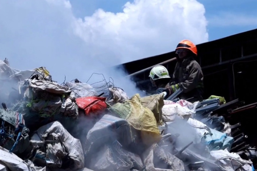 Petugas pemadam pun sempat alami kesulitan untuk memadamkan kobaran api. Api baru berhasil dipadamkan 30 menit kemudian setelah 10 unit lebih mobil pemadam kebakaran dikerahkan ke lokasi.