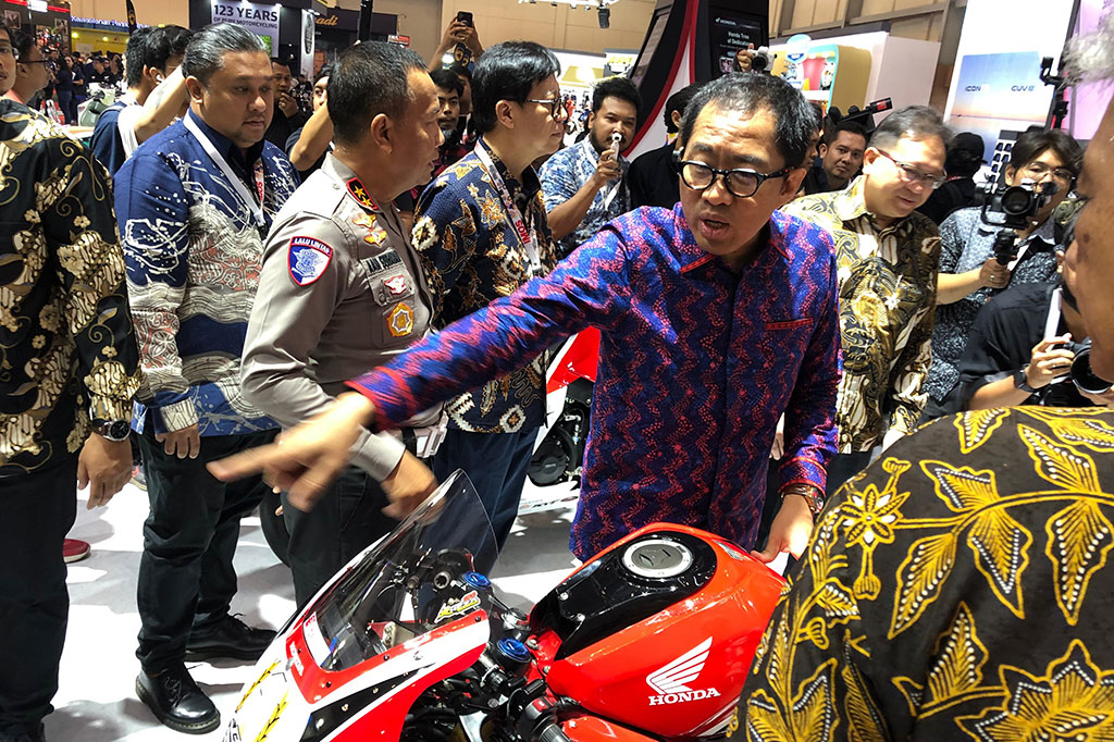 Mengusung tema 'Riding Green and Safe Journeys for Better Life', IMOS 2024 menjadi salah satu upaya Asosiasi Industri Sepedamotor Indonesia (AISI) dalam mendorong pertumbuhan industri sepeda motor yang mengusung teknologi yang menyuguhkan keamanan pada kendaraan dan lebih ramah lingkungan. 