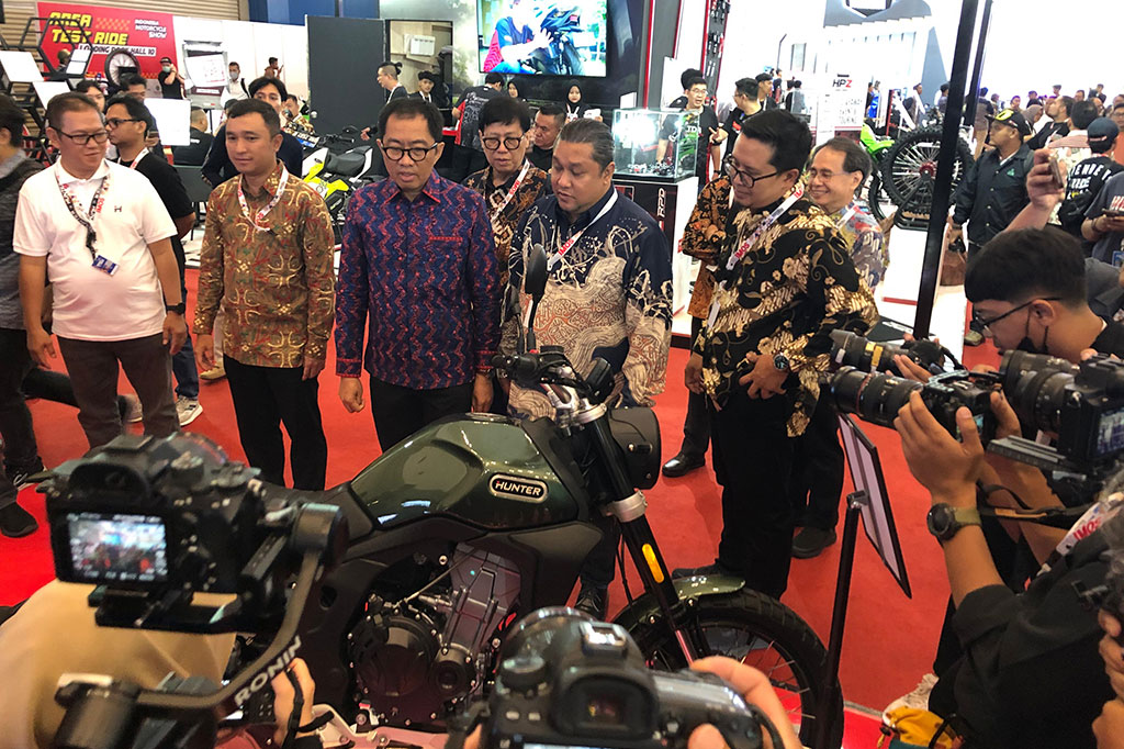 Pameran ini tidak hanya menampilkan produk dan inovasi terbaru, tetapi juga menawarkan berbagai program menarik yang ditujukan untuk pengunjung yang hadir. Di antaranya adalah area test ride yang memberikan kesempatan bagi pengunjung untuk mencoba berbagai sepeda motor terbaru dari merek-merek ternama.