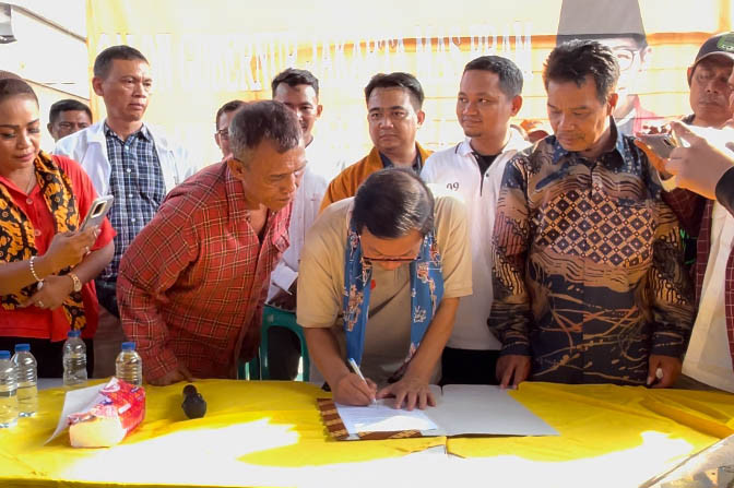 Calon Gubernur (Cagub) Jakarta nomor urut tiga Pramono Anung menemui warga Tanah Merah di dalam agenda kampanye Pemilihan Kepala Derah (Pilkada) Jakarta. Dalam kesempatan ini Pramono menandatangani kontrak politik yang salah satu isinya akan memperpanjang izin mendirikan bangunan (IMB) kawasan di Tanah Merah, Kelapa Gading, Jakarta Utara.