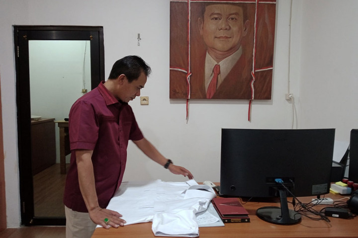 Di balik gagahnya Presiden Prabowo Subianto dengan baju safari empat kantongnya, ada seseorang yang merancang dan menjahit pakaian tersebut. Namanya Yasbun atau yang lebih dikenal dengan Pak Bun.