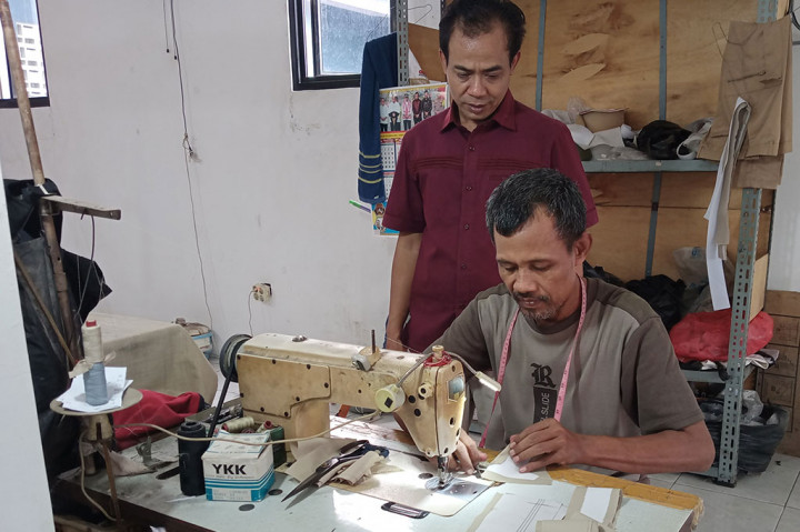 Pak Bun juga tidak menyangka bahwa dirinya kini masih menjadi kepercayaan orang nomor satu di negeri ini terkait masalah menjahit baju.