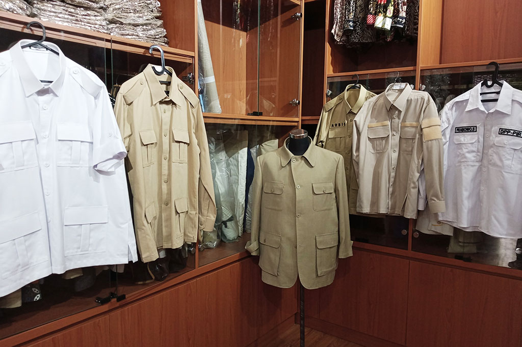 Pak Bun ternyata juga yang menjahit baju Prabowo saat dilantik menjadi Presiden pada 20 Oktober lalu. Ada tiga desain jas yang dia buat, dan Prabowo memilih yang warna biru dongker yang dipakai saat bersama Wapres Gibran Rakabuming Raka bertemu para pimpinan MPR RI.
