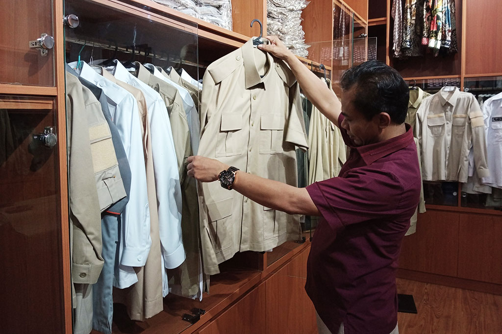 Pak Bun ternyata sudah 20 tahun lamanya menjadi penjahit pribadi dan membuat baju khusus untuk prabowo. Dia juga yang mendesain baju empat kantong tersebut.