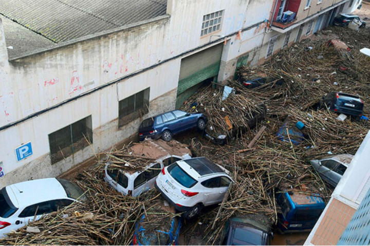 Layanan darurat di wilayah timur Valencia mengonfirmasi jumlah korban tewas 92 orang pada Rabu. Dua korban lainnya dilaporkan di wilayah Castilla La Mancha yang berdekatan, sementara Andalusia selatan melaporkan satu kematian.