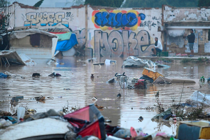 Badai hujan yang dimulai Selasa, 30 Oktober 2024 dan berlanjut Rabu, 31 Oktober, menyebabkan banjir di seluruh Spanyol selatan dan timur, membentang dari Malaga hingga Valencia.  Aliran lumpur menerjang kendaraan di jalan-jalan dengan kecepatan tinggi sementara puing-puing dan barang-barang rumah tangga berputar-putar di air. 