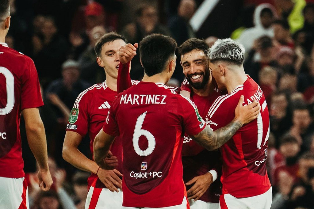 Babak 16 besar Piala Liga Inggris atau Carabao Cup telah dimulai pada Kamis, 31 Oktober 204 dini hari WIB. Manchester United meraih kemenangan pertama mereka pasca ditinggal Erik Ten Hag dengan menghancurkan Leicester City 5-2 di Old Trafford.