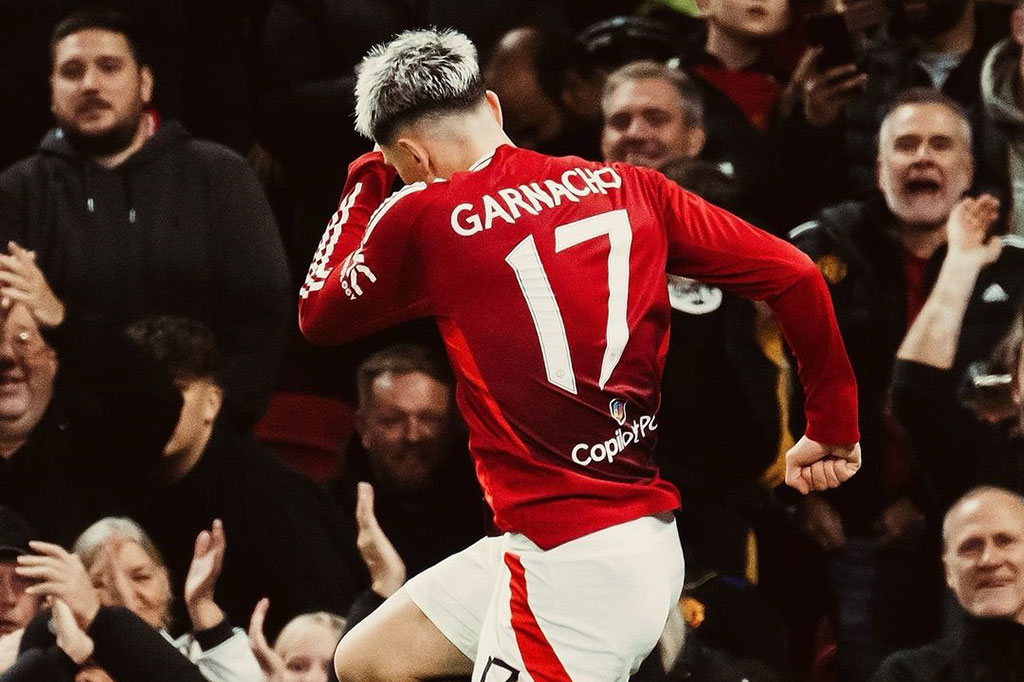 Bruno Fernandes dan Casemiro masing-masing mencetak dua gol, sementara Alejandro Garnacho menyumbangkan satu gol. Sedangkan Leicester hanya bisa membalas melalui gol Bilal El Khannous dan Conor Coady. 