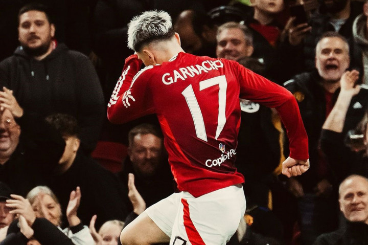 Bruno Fernandes dan Casemiro masing-masing mencetak dua gol, sementara Alejandro Garnacho menyumbangkan satu gol. Sedangkan Leicester hanya bisa membalas melalui gol Bilal El Khannous dan Conor Coady. 