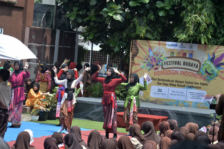 Dalam rangka Perayaan Project Profil Pelajar Pancasila (P5), SMP Global Insani School menggelar gelar karya siswa Festival Budaya Kemasan Indonesia, di halaman sekolah, Tajurhalang, Bogor, Jawa Barat, Kamis, 31 Oktober 2024.