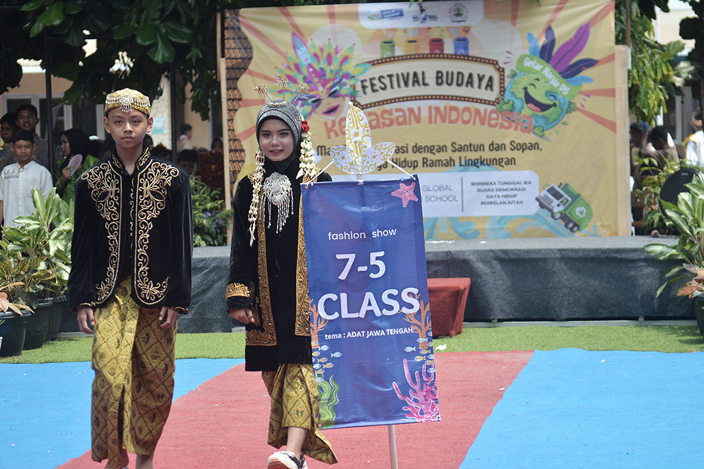 Acara yang mengambil tema 'Mari Berdemokrasi dengan Santun dan Sopan, dan Gaya Hidup Ramah Lingkungan' tersebut diisi dengan berbagai lomba siswa, di antaranya fashion show, menyanyi, dan menari. Sebelumnya juga dilaksanakan pemilihan Ketua OSIS untuk tahun ajaran 2024-2025.